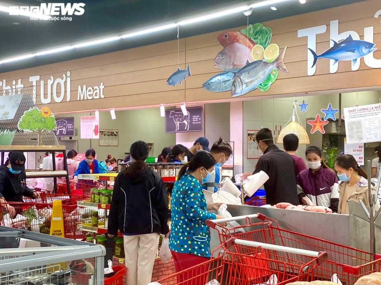 Ca mắc COVID-19 ngày càng tăng, các siêu thị ở Bình Dương vẫn chen chúc người - 8