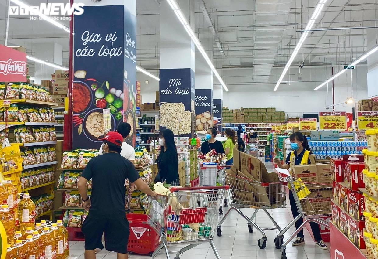 Ca mắc COVID-19 ngày càng tăng, các siêu thị ở Bình Dương vẫn chen chúc người - 11