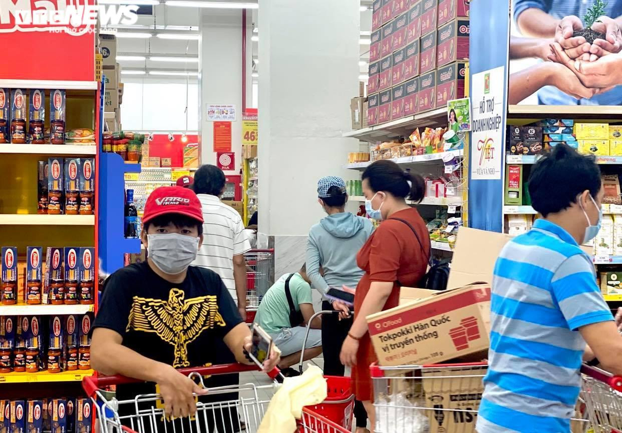 Ca mắc COVID-19 ngày càng tăng, các siêu thị ở Bình Dương vẫn chen chúc người - 12