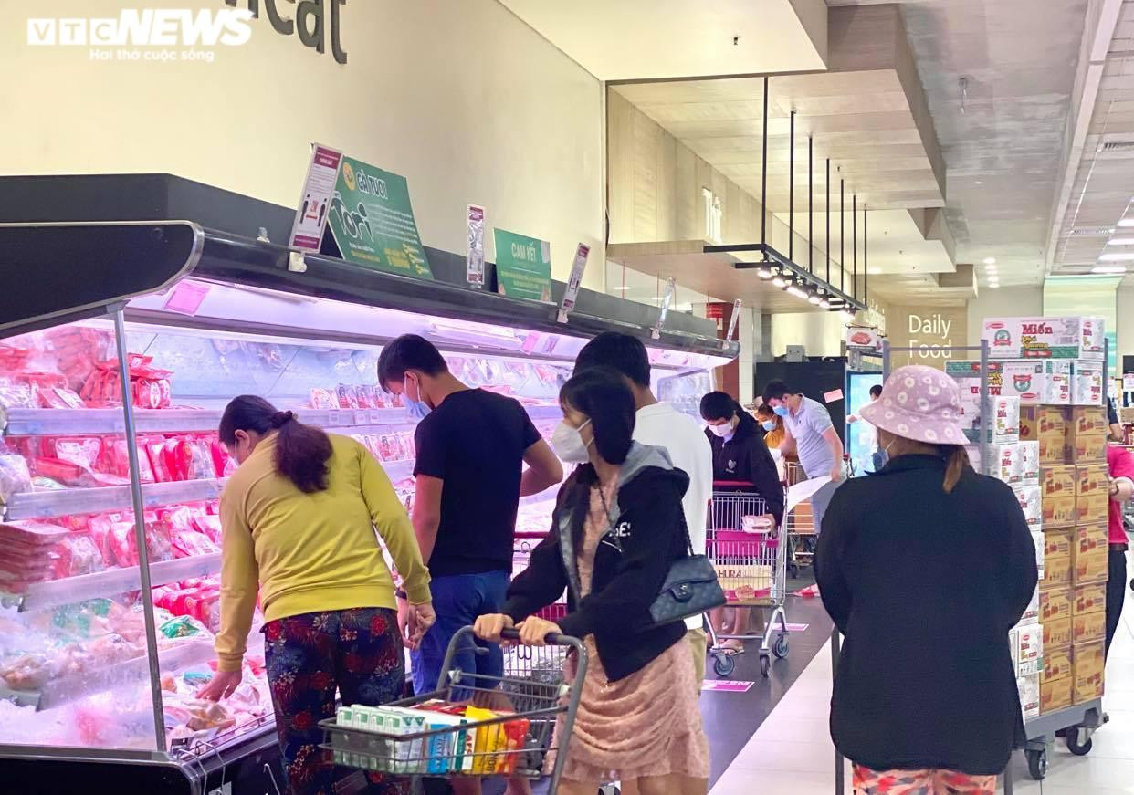 Ca mắc COVID-19 ngày càng tăng, các siêu thị ở Bình Dương vẫn chen chúc người - 4