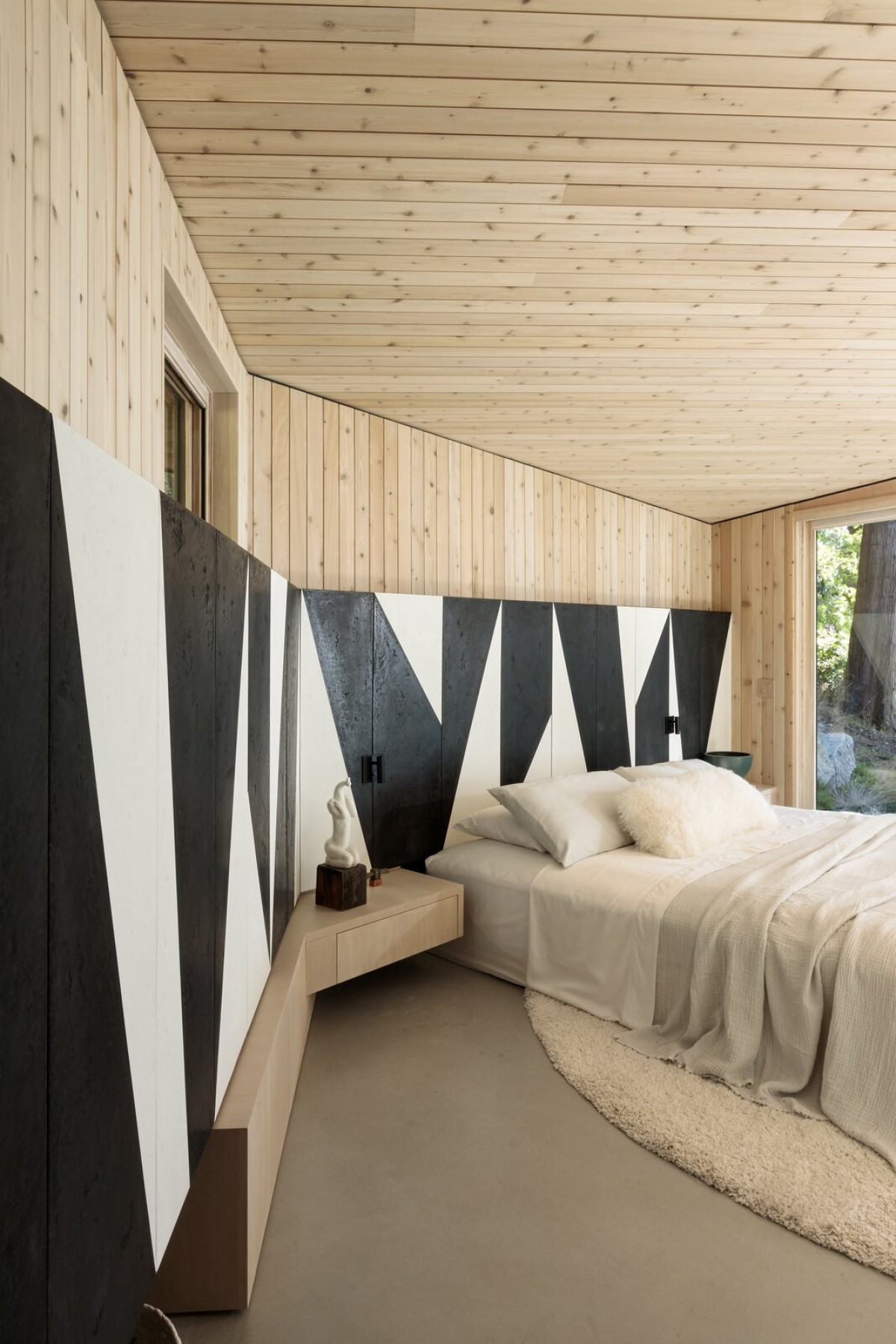 Sự kết hợp hài hòa giữa các vật liệu và màu sắc tự nhiên tự nhiên từ gỗ, ga trải giường, thảm sàn.