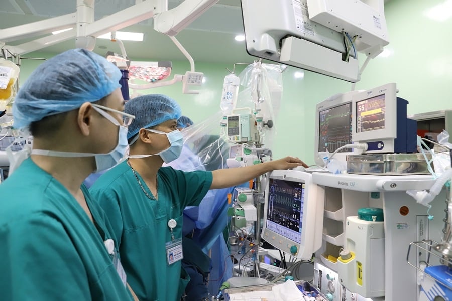 Lần đầu tại Việt Nam: Ghép gan giành lại mạng sống cho bé gái 18 tháng ung thưgiai đoạn cuối - Ảnh 3. Lần đầu tại Việt Nam: Ghép gan giành lại mạng sống cho bé gái 18 tháng ung thưgiai đoạn cuối - Ảnh 3.