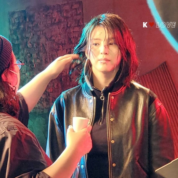 Han So Hee tạm biệt Song Kang: cắt phăng mái tóc dài, đánh nhau 'bầm dập' trong phim hành động mới