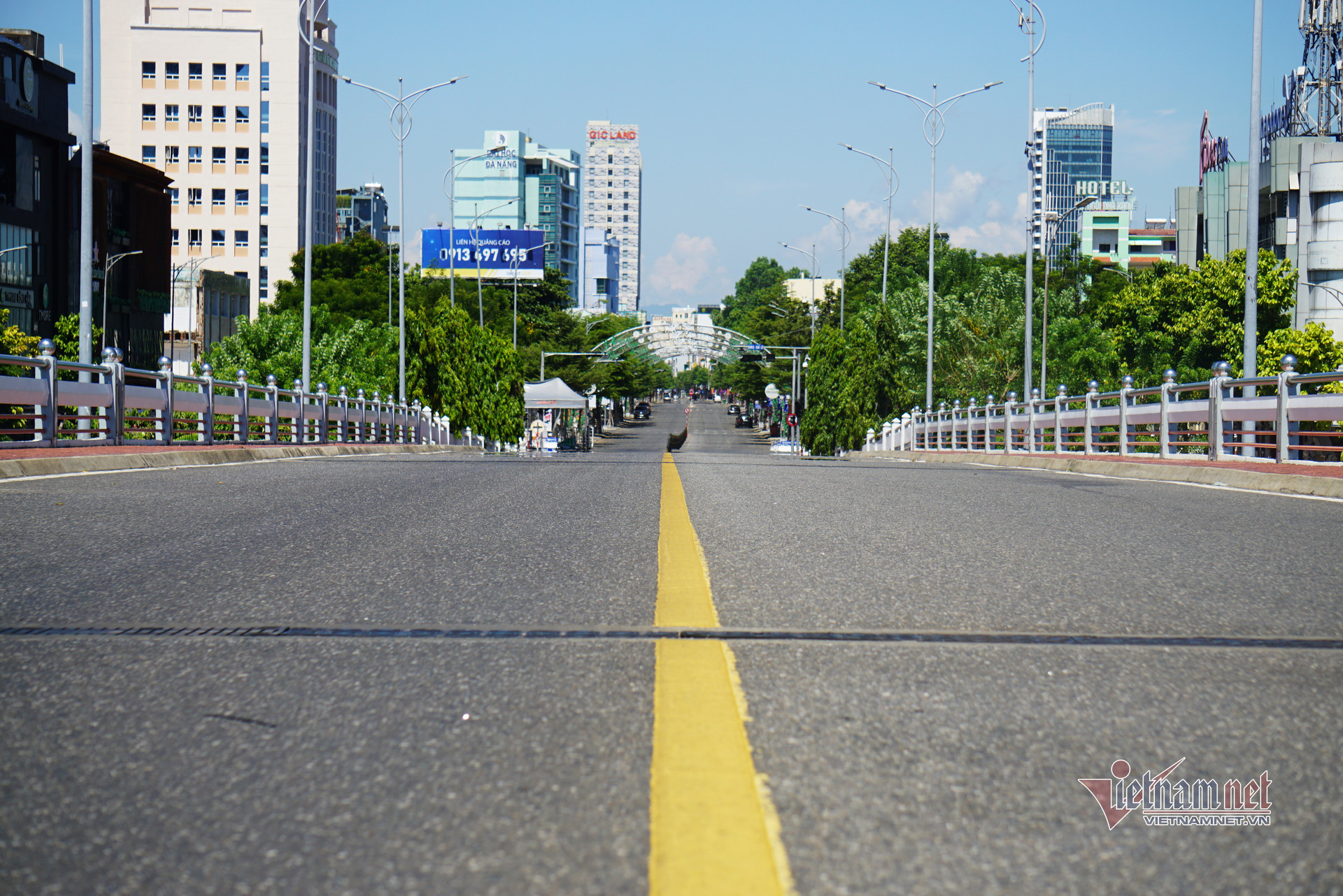 Hình ảnh đường phố Đà Nẵng vắng lặng ngày thứ 2 'ai ở đâu ở yên đó'
