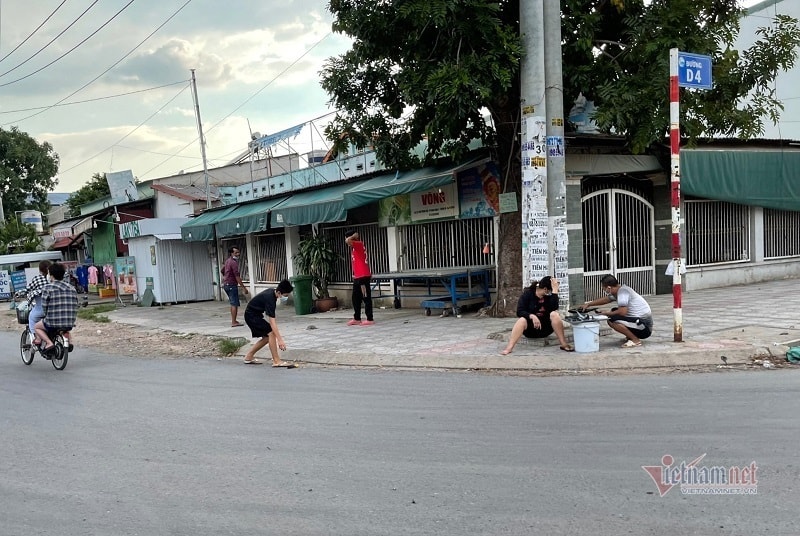 Giữa 'điểm nóng' Bình Dương, dân vô tư tập trung vui chơi như không có dịch