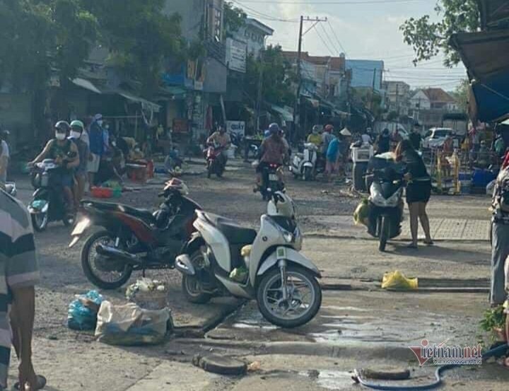 Giữa 'điểm nóng' Bình Dương, dân vô tư tập trung vui chơi như không có dịch