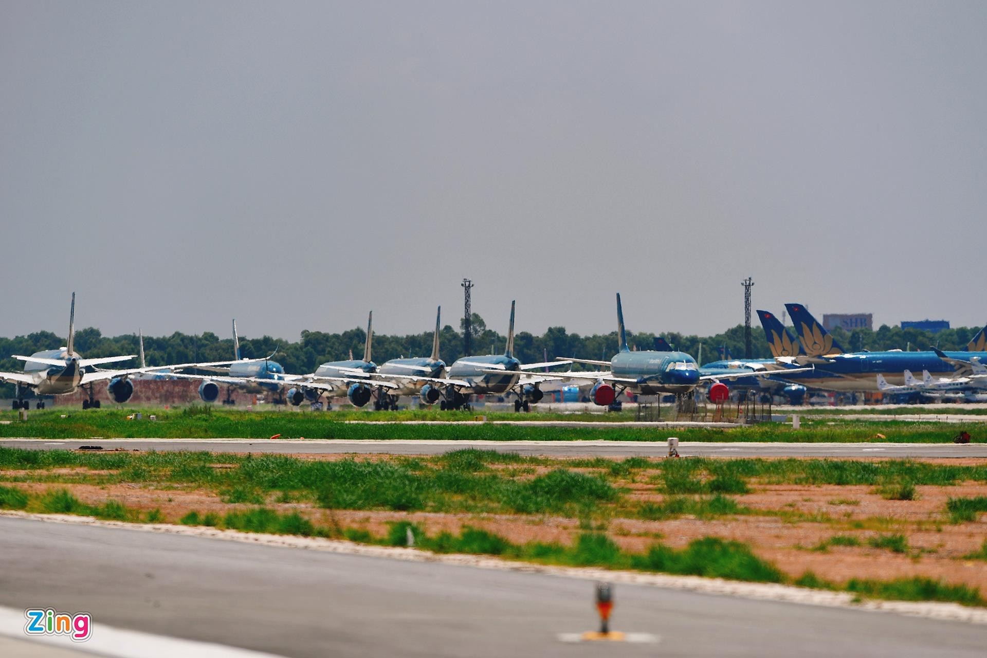 Cảnh gần trăm máy bay nằm đất, bọc kín ở Nội Bài - 4