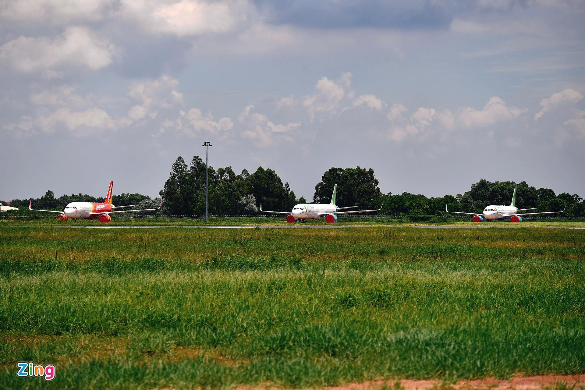 Cảnh gần trăm máy bay nằm đất, bọc kín ở Nội Bài - 8