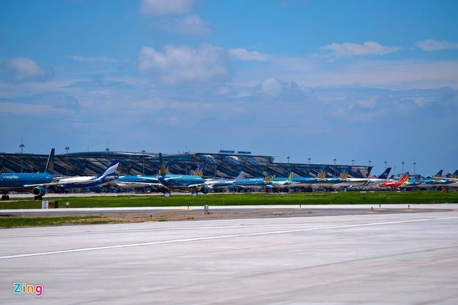 Cảnh gần trăm máy bay nằm đất, bọc kín ở Nội Bài - 2