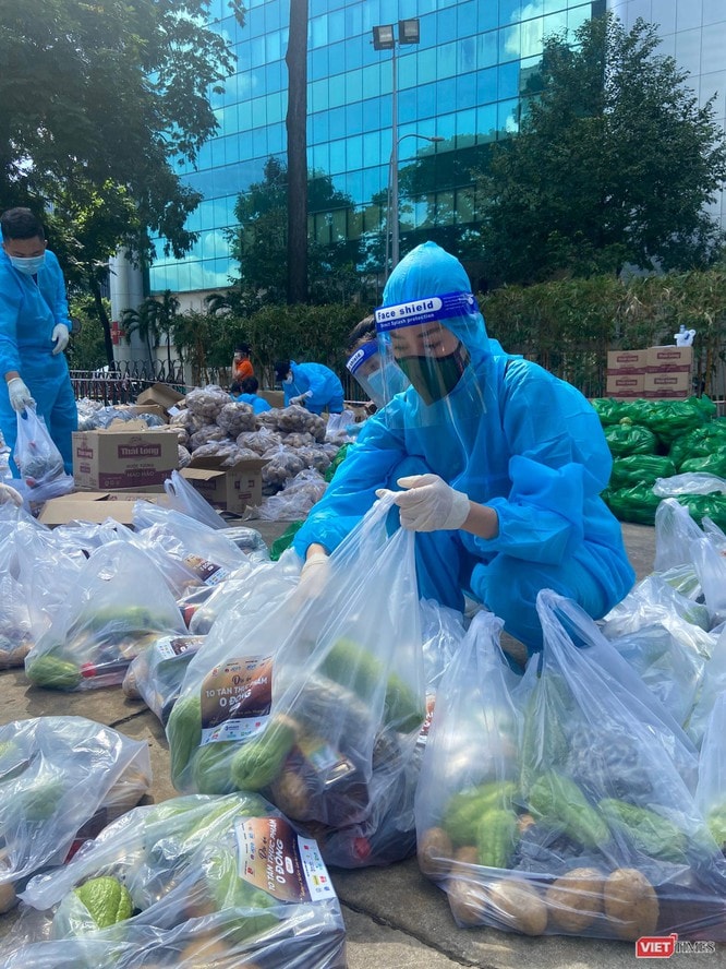 Theo chân Hoa hậu Hoàn vũ Việt Nam và “Chuyến xe thực phẩm 0 đồng” ảnh 2