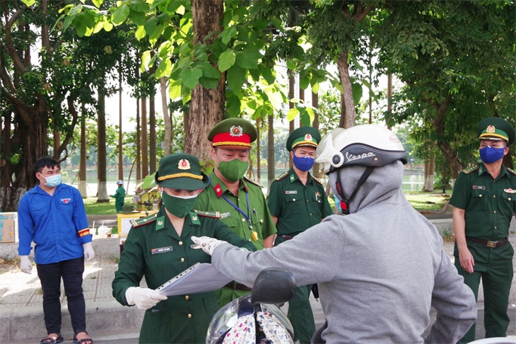 Thiếu tá Nguyễn Thị Mỹ Hạnh làm nhiệm vụ tại chốt trên đường Nguyễn Tri Phương. Ảnh: Trúc Hà