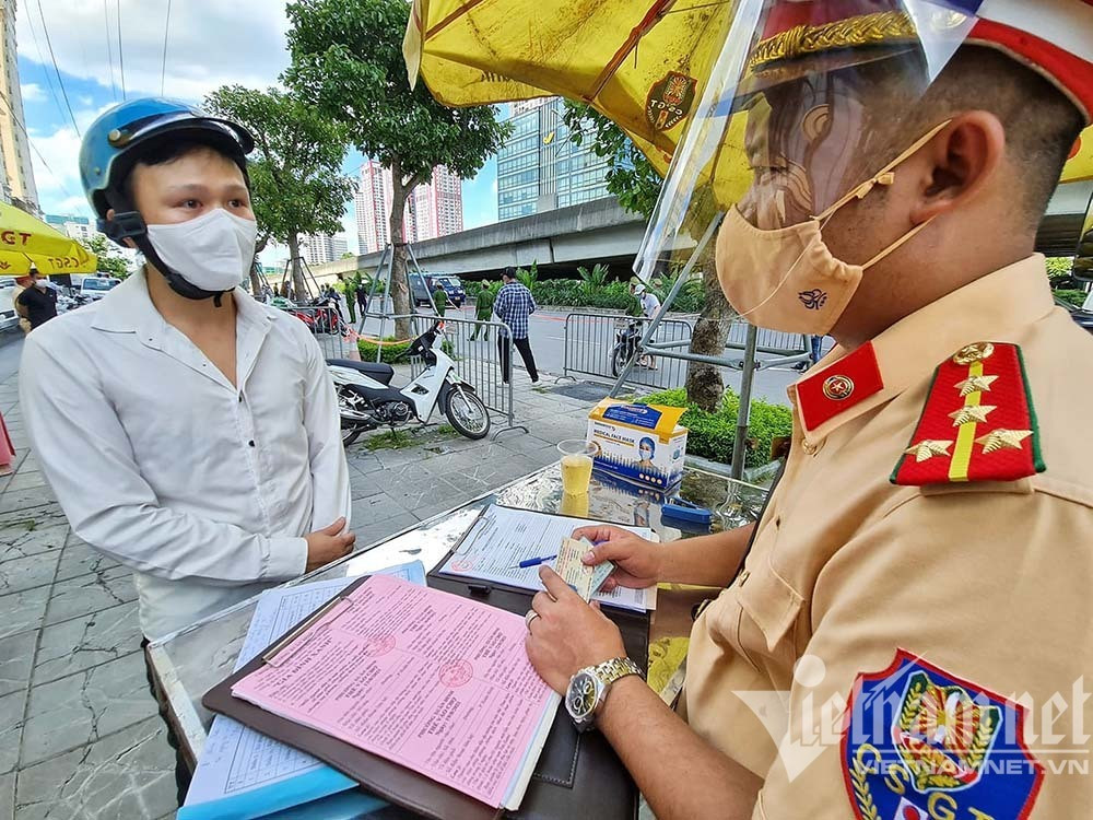 Thanh niên ra đường '4 không' bị Tổ công tác đặc biệt Hà Nội xử lý