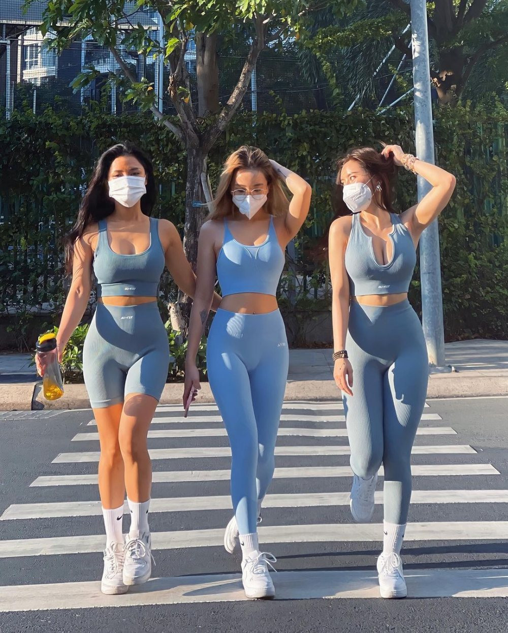 3 cô gái Việt tập trung sự chú ý khi đều diện đồ tập ra đường khoe đường cong nóng bỏng - 1