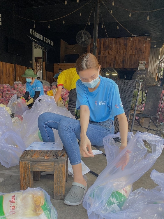 'Miss Grand Việt Nam 2021' Nguyễn Thúc Thùy Tiên dùng tiền sinh nhật mua máy thở và 5 tấn gạo hỗ trợ bà con nghèo