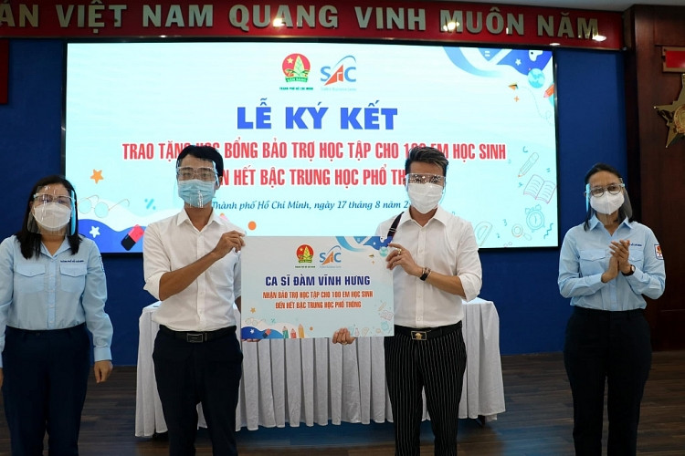 Đàm Vĩnh Hưng nhận bảo trợ cho 100 trẻ em học hết lớp 12 chịu ảnh hưởng bởi Covid-19