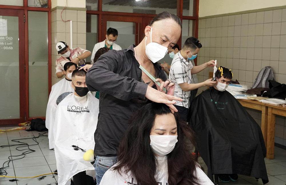 Tông đơ thoăn thoắt, 500 bác sĩ đầu tóc gọn gàng sẵn sàng chống dịch