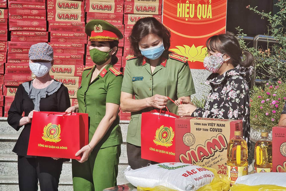 Công an Hà Nội hiến máu nhân đạo, tặng gạo cho người dân khó khăn