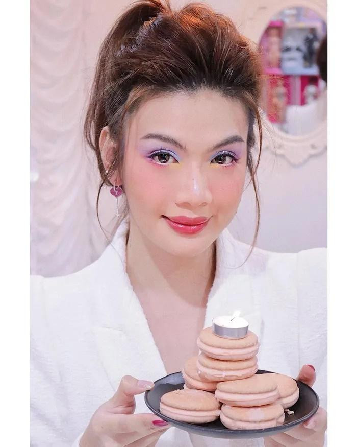 Đào Bá Lộc áo trễ vai, đeo bông tai, make up xinh quá nhìn không ra!-6