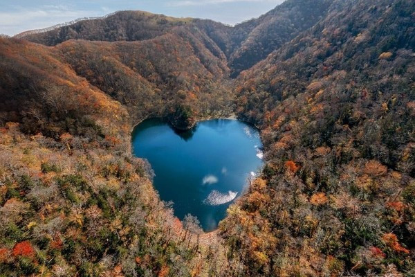 Chiêm ngưỡng hồ nước hình trái tim tự nhiên đẹp như mơ ở Nhật Bản - 4