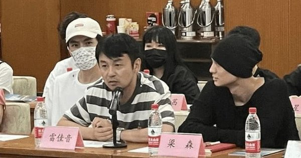 8 tháng - 3 nhân vật trong giới giải trí bị phong sát, nghệ sĩ Trung Quốc tức tốc phải đi học lại lớp đạo đức nghề nghiệp 8