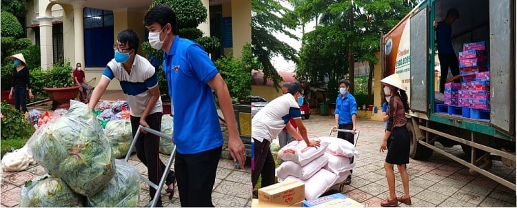 Các bạn trẻ Bình Phước hăng hái chuyển rau, củ, quả và lương thực, thực phẩm lên chuyến xe nghĩa tình thứ 9