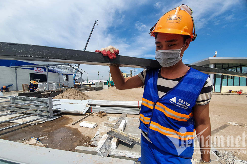 Thần tốc xây bệnh viện dã chiến ở Hà Nội, có dàn điều hoà chống lây chéo