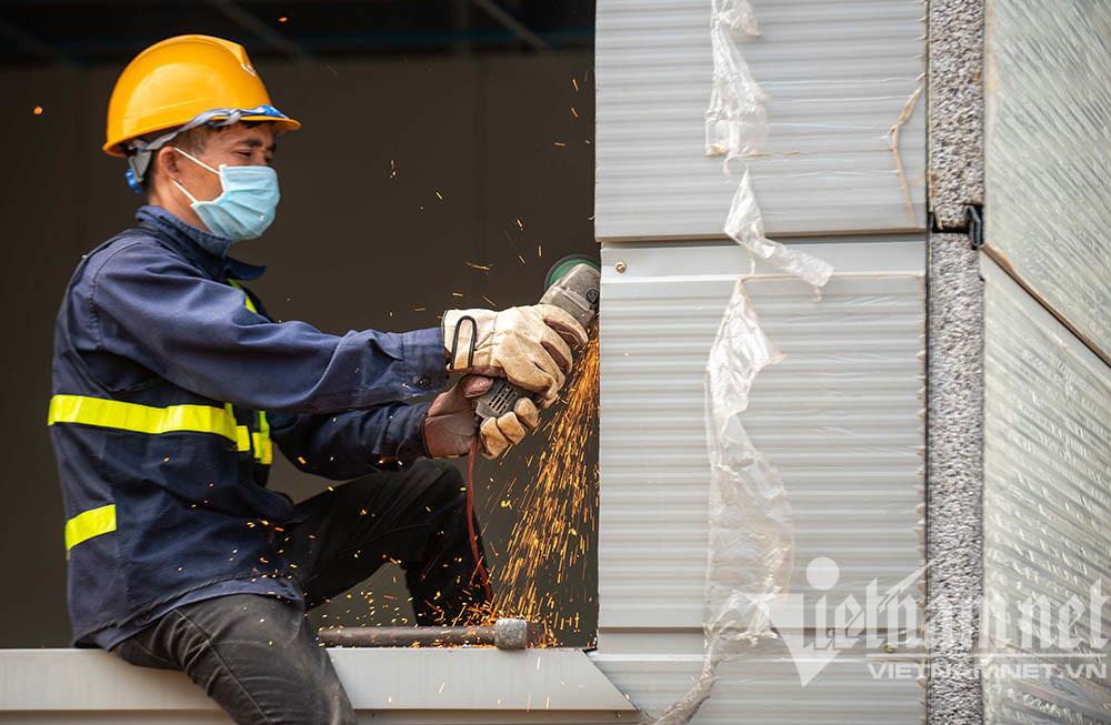 Thần tốc xây bệnh viện dã chiến ở Hà Nội, có dàn điều hoà chống lây chéo