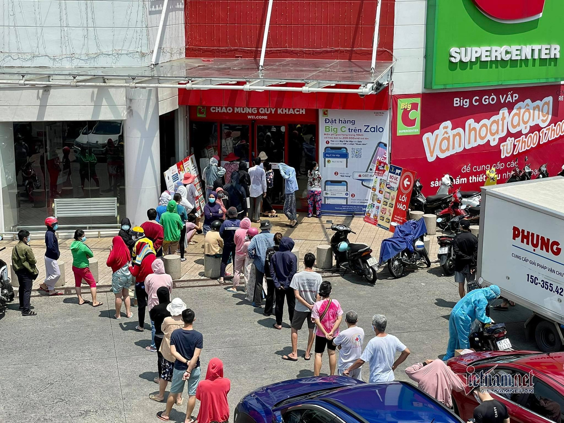 Người dân ở TP.HCM xếp hàng dài trước siêu thị chờ mua thực phẩm