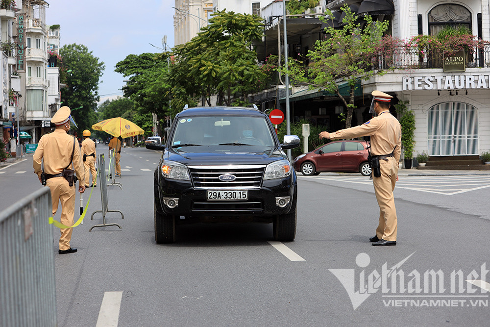 Tổ công tác đặc biệt Hà Nội chốt tại Cửa Nam, đường vắng dân tăng ga bỏ chạy
