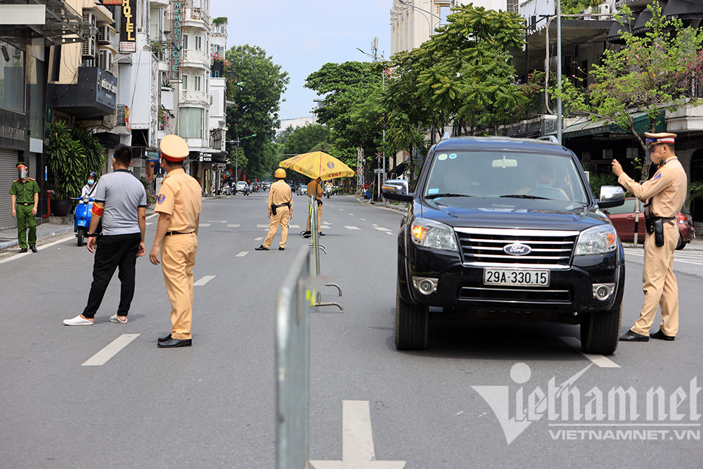 Tổ công tác đặc biệt Hà Nội chốt tại Cửa Nam, đường vắng dân tăng ga bỏ chạy