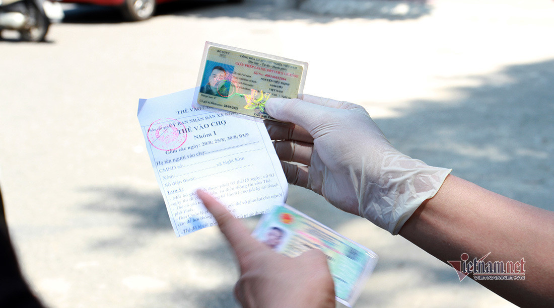 Xử phạt người dân ở TP Vinh lợi dụng thẻ đi chợ ra đường