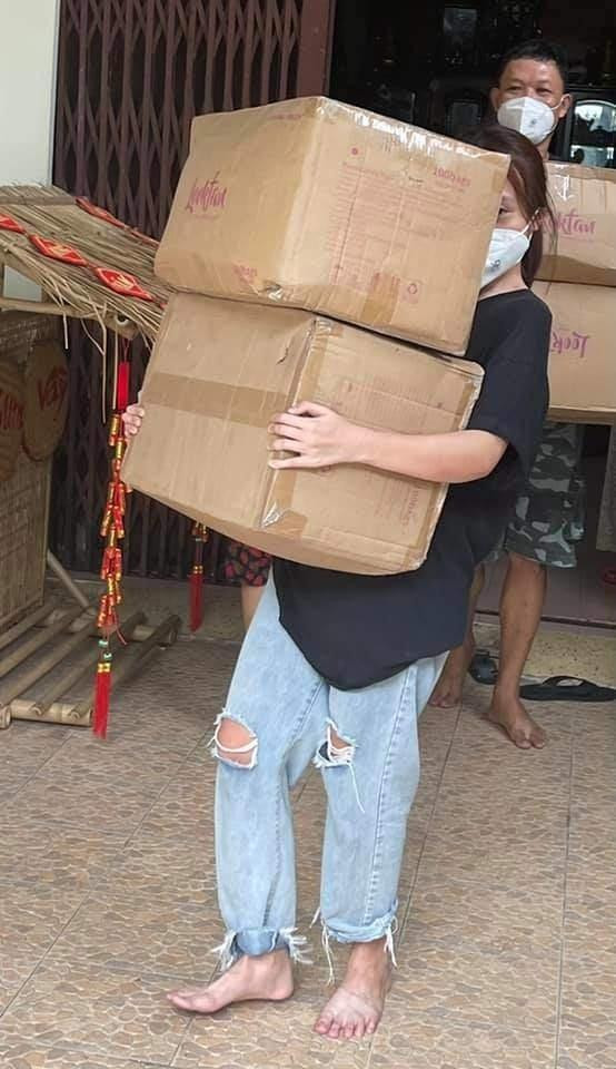 Con sao Việt đi từ thiện: người mặc quần rách bê gạo, người làm xiếc-3