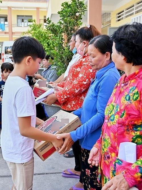 Con sao Việt đi từ thiện: người mặc quần rách bê gạo, người làm xiếc-7