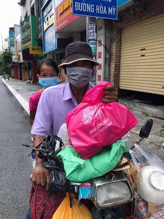 Lý Nguyễn Vương - Tác giả 'Cành khô hoa vẫn nở' tự tay mang thức ăn cho người lang thang, cơ nhỡ trong mùa dịch