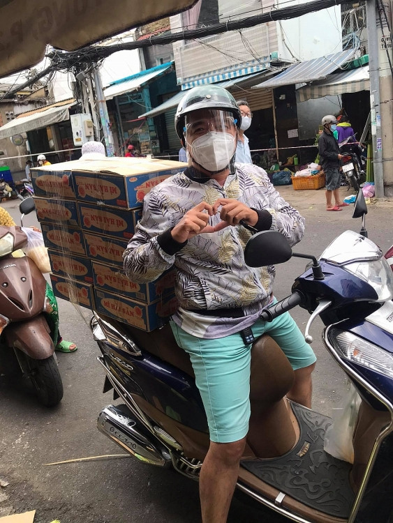 Lý Nguyễn Vương - Tác giả 'Cành khô hoa vẫn nở' tự tay mang thức ăn cho người lang thang, cơ nhỡ trong mùa dịch