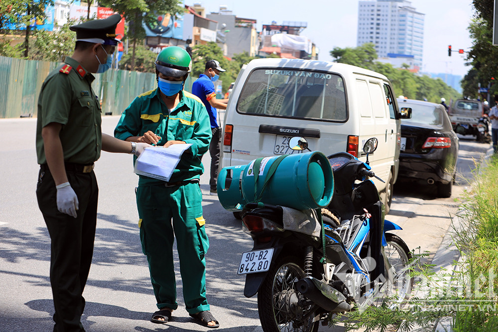 Thấy Tổ công tác đặc biệt, nhiều lái xe quay đầu bỏ chạy ở Hà Nội