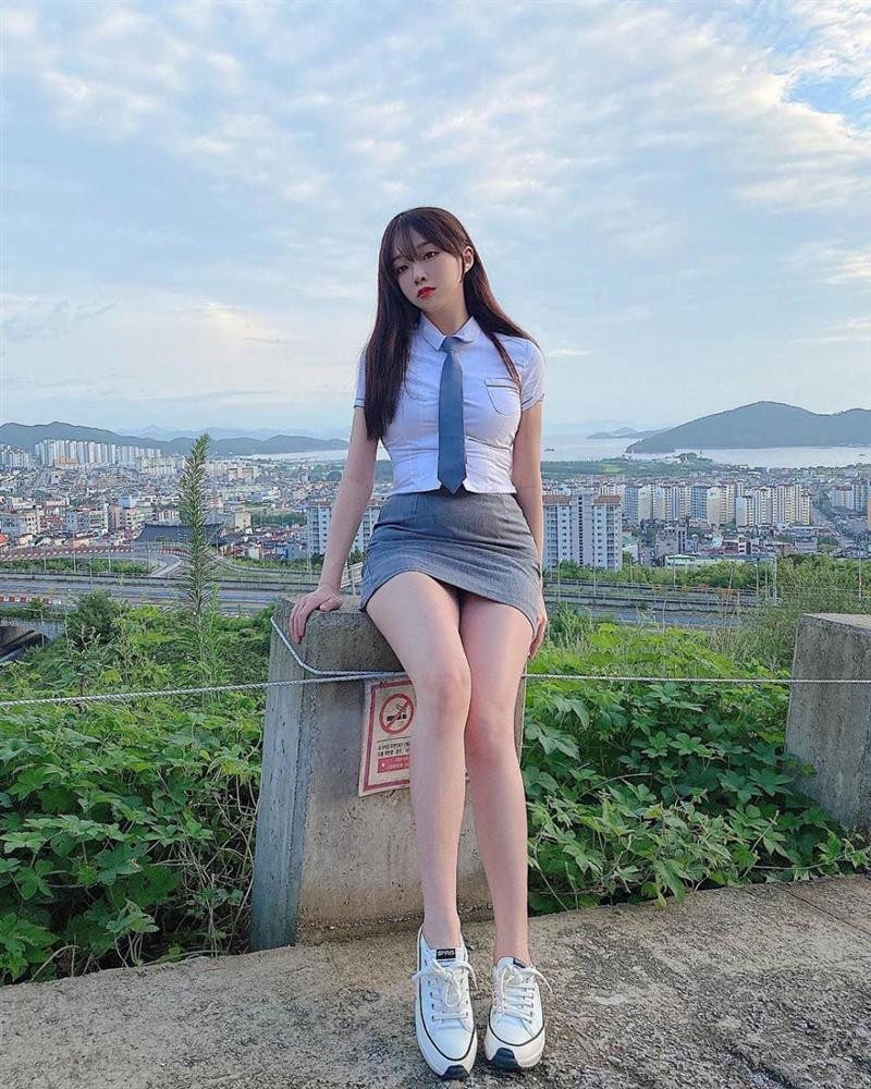 Đồng phục nữ sinh Hàn Quốc bị la ó vì chật, ngắn hơn cả đồ của trẻ 7 tuổi-1