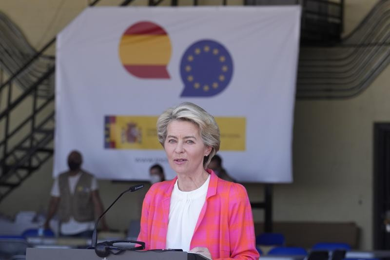 Chủ tịch Ủy ban châu Âu Ursula von der Leyen phát biểu tại họp báo ở căn cứ không quân Torrejon ở thủ đô Madrid, Tây Ban Nha ngày 21/8. (Nguồn: AP)