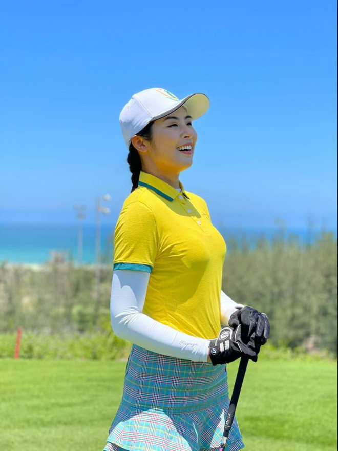 Thời trang đánh golf năng động mà vẫn quyến rũ của dàn Hoa hậu, Á hậu Việt - 5