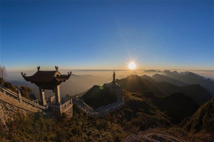 Khám phá những đỉnh núi linh thiêng hút khách thập phương nhất Việt Nam - 2
