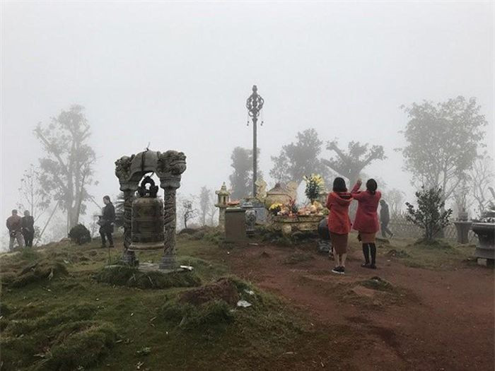 Khám phá những đỉnh núi linh thiêng hút khách thập phương nhất Việt Nam - 1