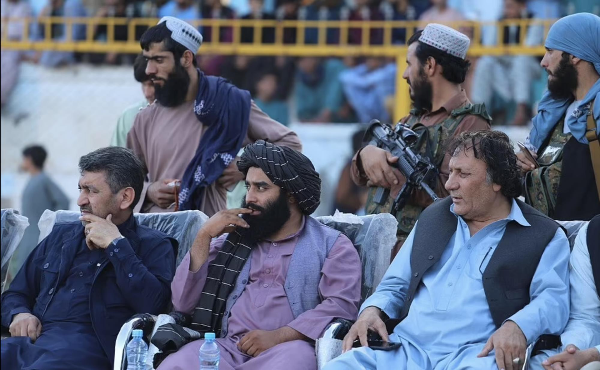 Taliban vác súng đến sân xem bóng đá, trao cúp cho đội vô địch  - 1
