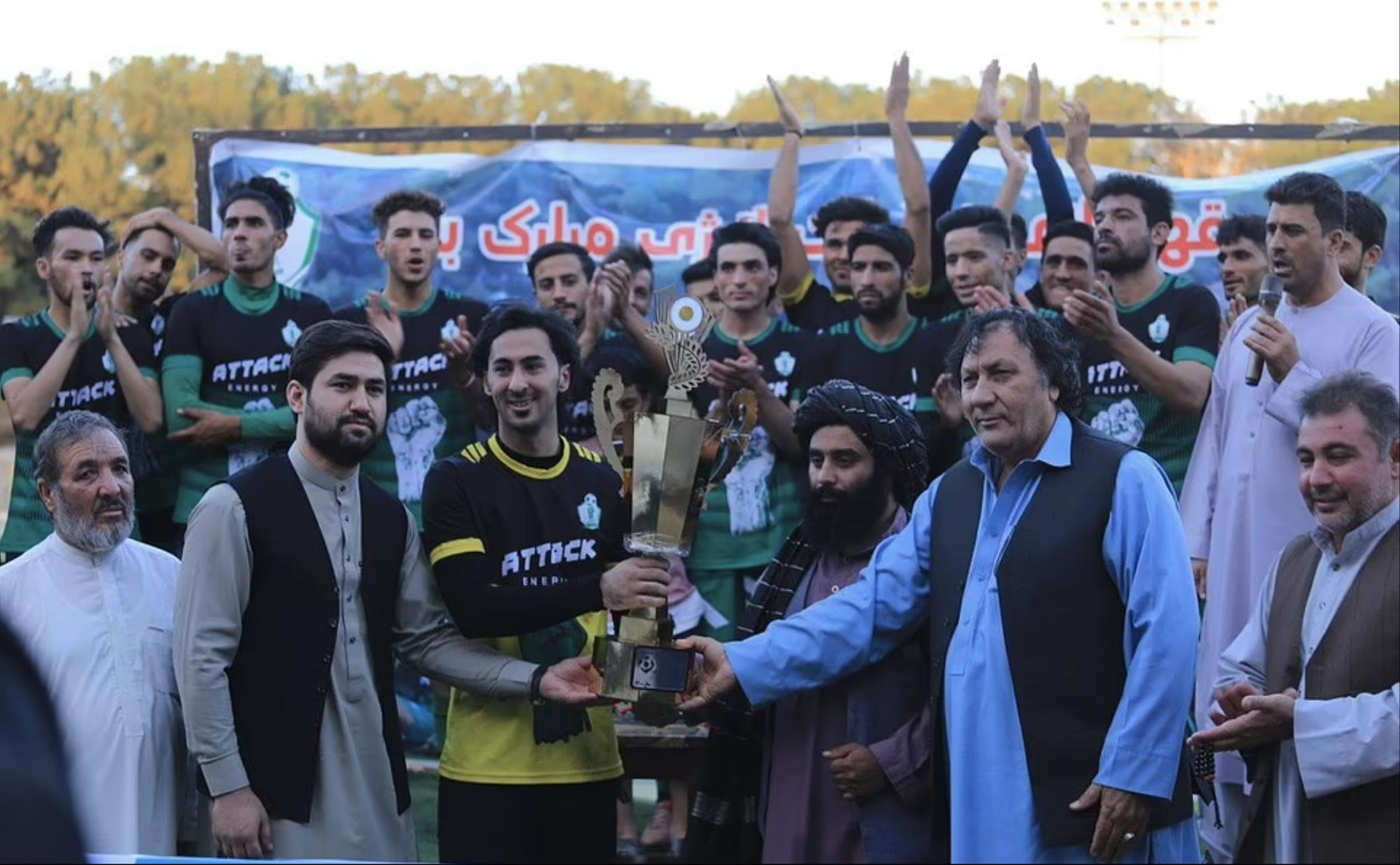 Taliban vác súng đến sân xem bóng đá, trao cúp cho đội vô địch  - 2