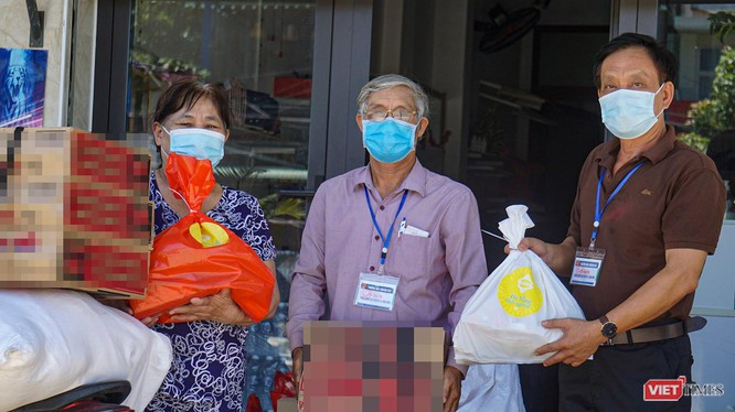 Lực lượng Tổ COVID-19 cộng đồng ở Đà Nẵng trao quà hỗ trợ cho người dân TP