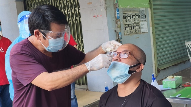 Hướng dẫn lấy mẫu, thực hiện test nhanh SARS-CoV-2 tại nhà - Ảnh 1. Hướng dẫn lấy mẫu, thực hiện test nhanh SARS-CoV-2 tại nhà - Ảnh 1.