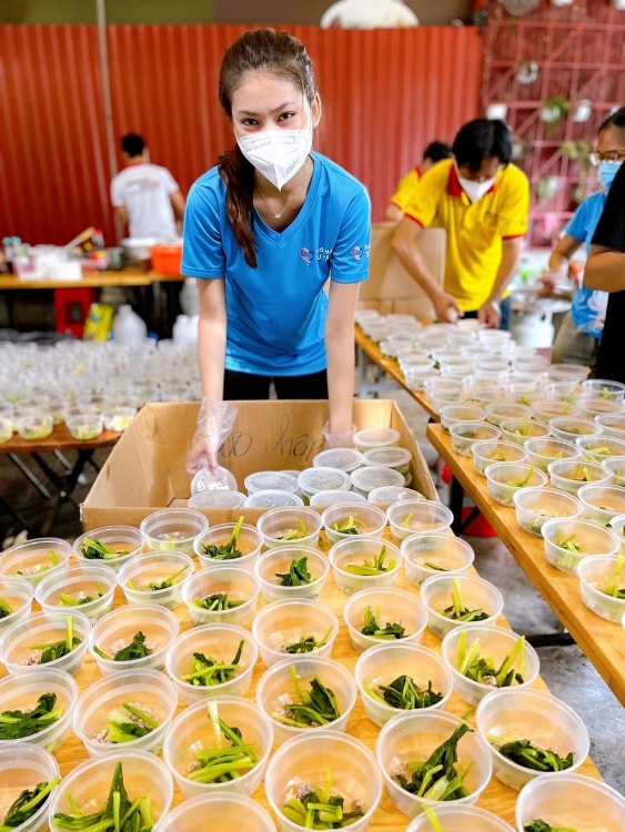 Hoa hậu Tiểu Vy, Á hậu Ngọc Thảo làm shipper giao cơm cho các chiến sĩ tuyến đầu chống dịch Hoa hậu Tiểu Vy, Á hậu Ngọc Thảo làm shipper giao cơm cho các chiến sĩ tuyến đầu chống dịch
