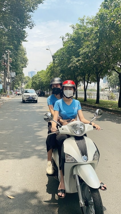 Hoa hậu Tiểu Vy, Á hậu Ngọc Thảo làm shipper giao cơm cho các chiến sĩ lực lượng tuyến đầu chống dịch Hoa hậu Tiểu Vy, Á hậu Ngọc Thảo làm shipper giao cơm cho các chiến sĩ lực lượng tuyến đầu chống dịch