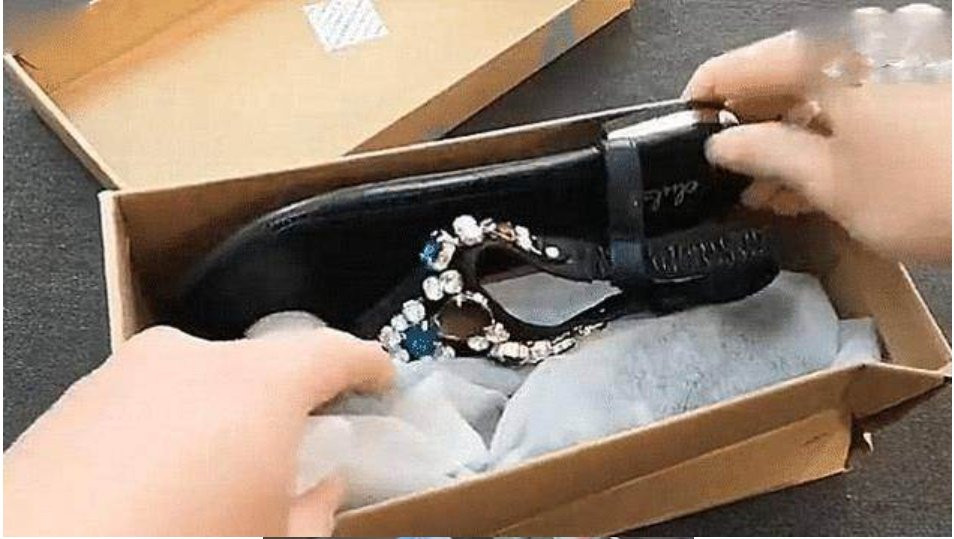 Sau nhiều năm mua giày, bạn có nhận ra rằng lớp vải trắng trong hộp giày rất quan trọng, thật lãng phí nếu vứt bỏ-1