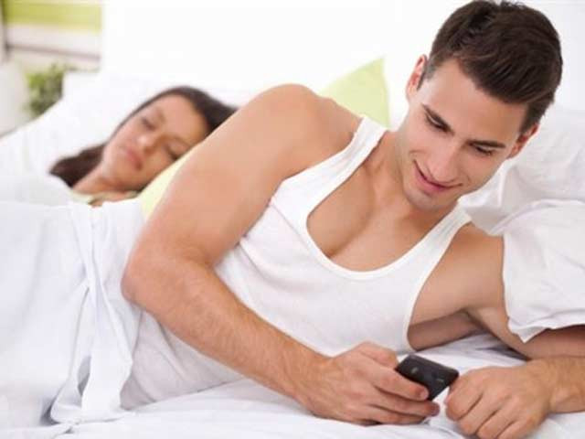 Bí mật trong chiếc điện thoại vạch trần sự thật về người chồng hoàn hảo”, vợ trẻ bấn loạn không biết nên ly dị hay tiếp tục-1