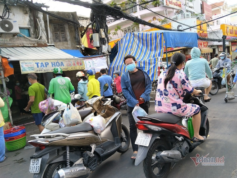 Dân vẫn đổ đi chợ, giao phường xã tổ chức cung ứng đủ nhu cầu